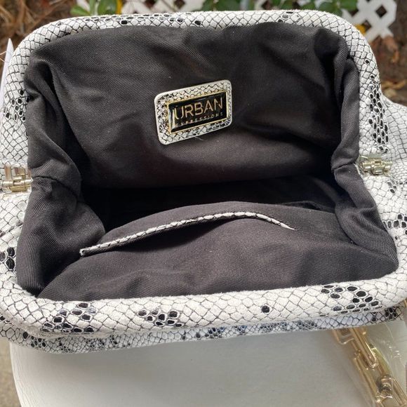 CASSIE SNAKESKIN PATTERN CLUTCH BAG - Picture 3 of 8